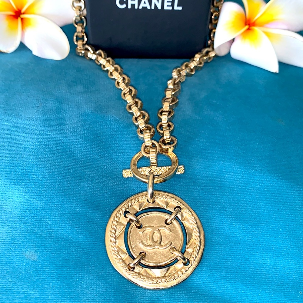 Authentic Modern Chanel Toggle Necklace! Soooo Ch… - image 3
